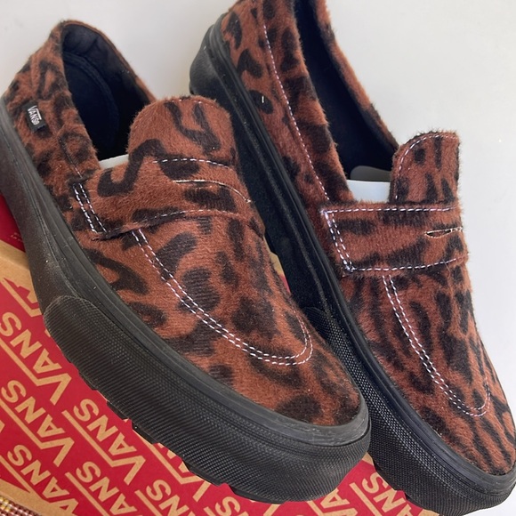 Van’s WMNS Style 53
Leopard Brown/Black
VN000CQPY49
Sneakers - Picture 7 of 16